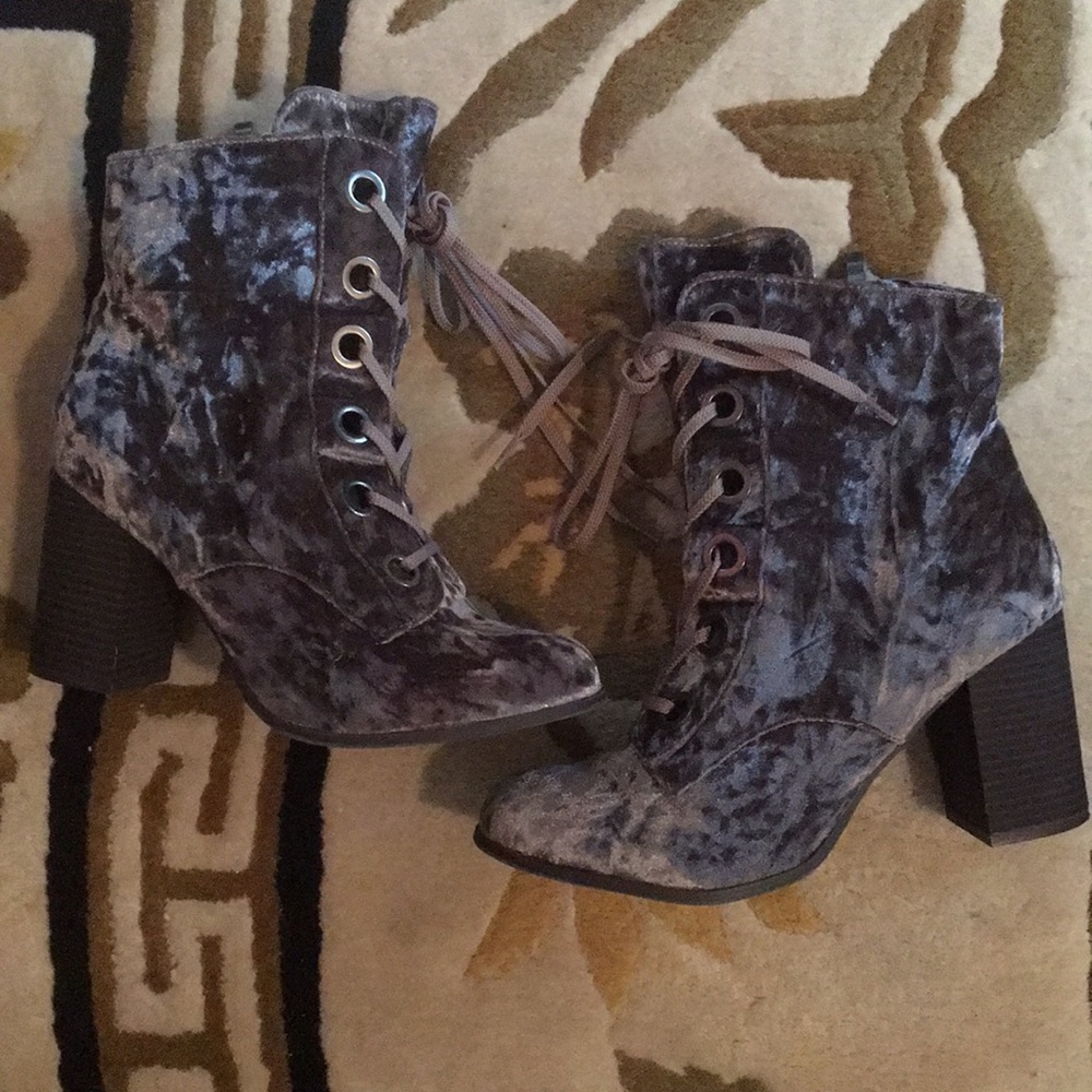 Crushed velvet heeled booties